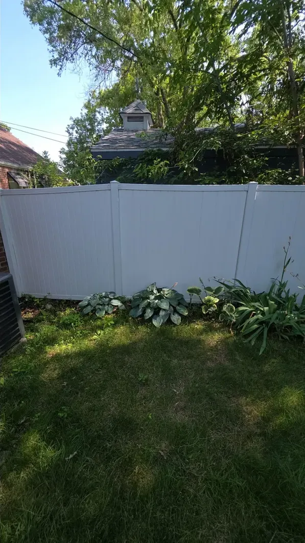 Vinyl fence restoration: after cleaning by ALWAYS B.I.G. Power Washing Pros